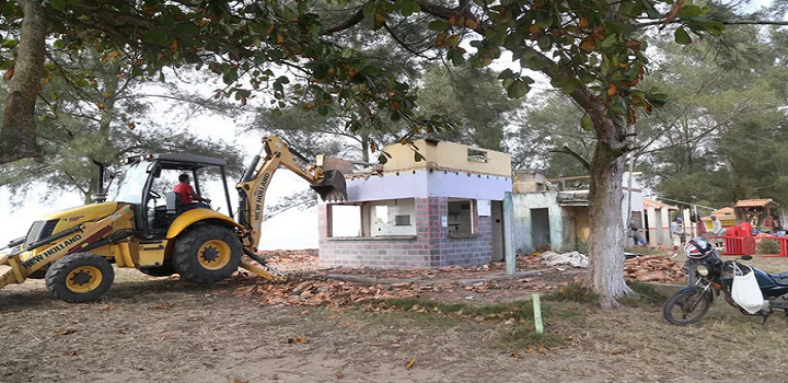 Demolição de quiosques é concluída na orla da praia de Guaxindiba
