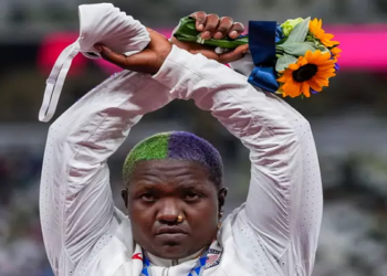 atleta Raven Saunders levantou os braços e cruzou as mãos em um X enquanto posava para as fotos com os demais vencedores