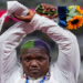 atleta Raven Saunders levantou os braços e cruzou as mãos em um X enquanto posava para as fotos com os demais vencedores