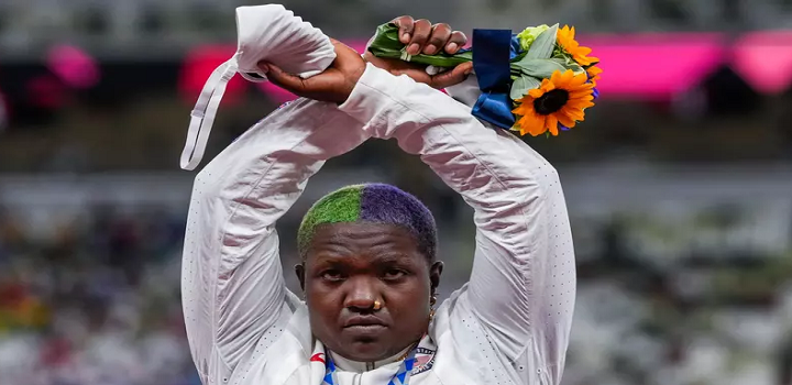 atleta Raven Saunders levantou os braços e cruzou as mãos em um X enquanto posava para as fotos com os demais vencedores