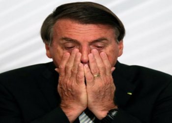 Aos apoiadores no cercadinho do Alvorada nesta quinta-feira 25, Jair Bolsonaro voltou a criticar a distribuição gratuita de absorventes a pessoas de baixa renda, aprovada no Congresso Federal, mas vetada por ele no último mês. Para ele, a proposta seria um ataque político ao seu governo.