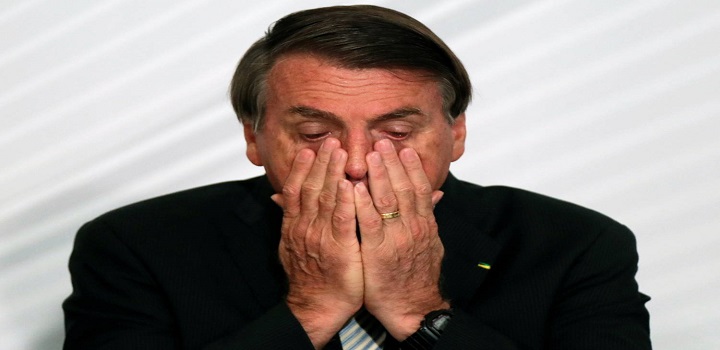 Aos apoiadores no cercadinho do Alvorada nesta quinta-feira 25, Jair Bolsonaro voltou a criticar a distribuição gratuita de absorventes a pessoas de baixa renda, aprovada no Congresso Federal, mas vetada por ele no último mês. Para ele, a proposta seria um ataque político ao seu governo.