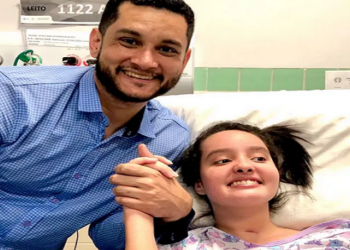 Sthefany Vitória Ribeiro, de 13 anos, está recuperando alguns movimentos que perdera após se engasgar com um pedaço de carne