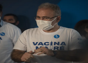 Queiroga diz que 3ª dose vai começar por idosos e profissionais de saúde