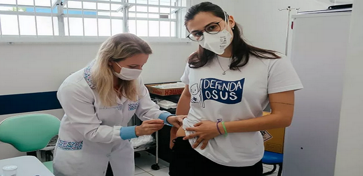 Laura Braz recebe vacina contra a Covid-19 no ventroglúteo em Joinville — Foto: Laura Braz/Arquivo pessoal