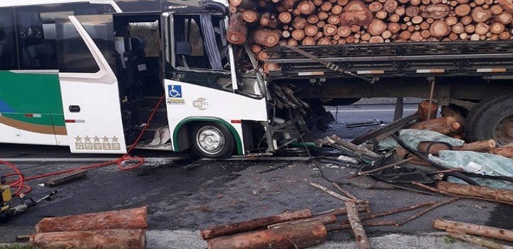 Acidente com ônibus que levava pacientes para o Rio e Niterói deixa um morto e nove feridos