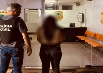 A Polícia Civil de Goiás (PC-GO) prendeu em flagrante uma mulher, de 24 anos, suspeita de se passar pela irmã de uma juíza de Minas Gerais e solicitar à vítima um depósito de R$ 7.850