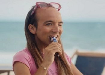 Influenciador espanhol Aless Gibaja em comercial polêmico Foto: Reprodução