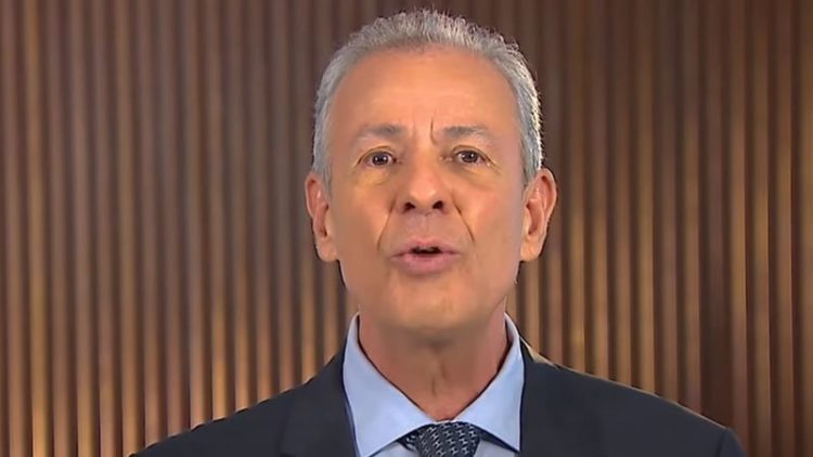 Ministro Bento Albuquerque sugeriu redução no consumo da energia com menor uso de 'chuveiros elétricos, condicionadores de ar e ferros de passar' (Foto: Reprodução)