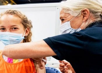 Países vacinando adolescentes