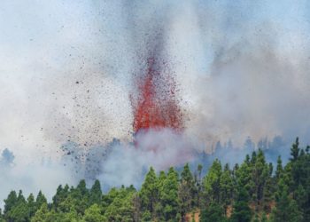 Vulcão Cumbre Vieja entra em erupção e poderia causar tsunami no Brasil