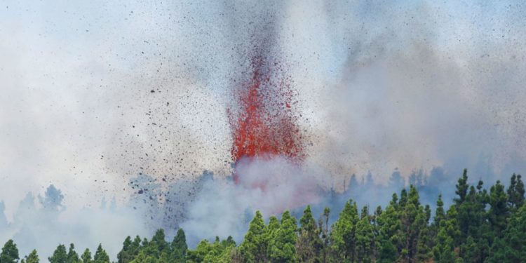 Vulcão Cumbre Vieja entra em erupção e poderia causar tsunami no Brasil