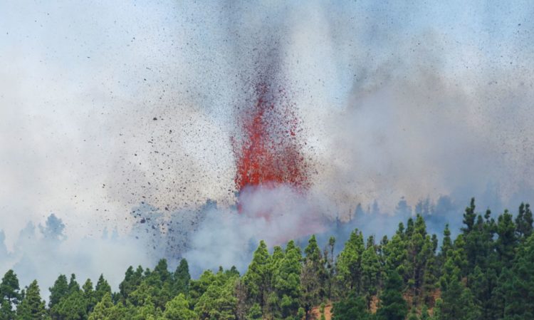 Vulcão Cumbre Vieja entra em erupção e poderia causar tsunami no Brasil