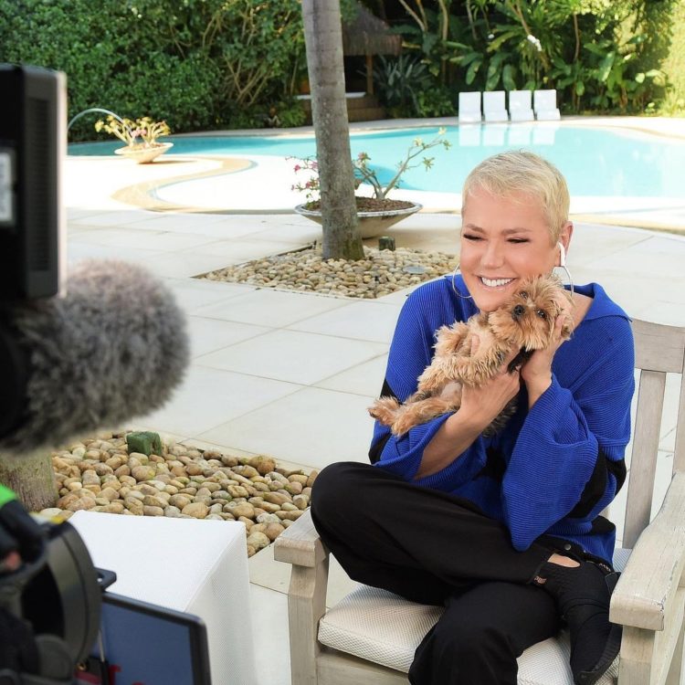 Xuxa na área da piscina da mansão (Foto: Reprodução / Instagram)