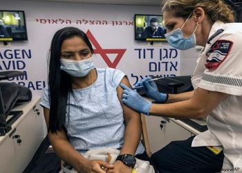 Com novas variantes e aumento de infecções entre vacinados, muitos países adotam dose de reforço