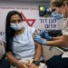 Com novas variantes e aumento de infecções entre vacinados, muitos países adotam dose de reforço