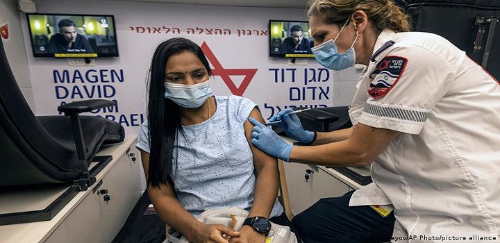 Com novas variantes e aumento de infecções entre vacinados, muitos países adotam dose de reforço