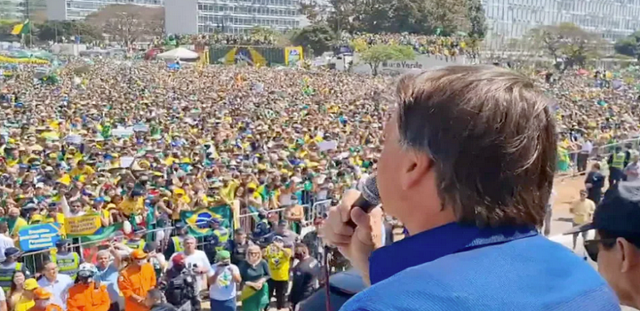 presidente Jair Bolsonaro (sem partido) usou de espaço em carro de som na Praça dos Três Poderes, em Brasília, neste 7 de setembro para ameaçar indiretamente e sem citações o Supremo Tribunal Federal