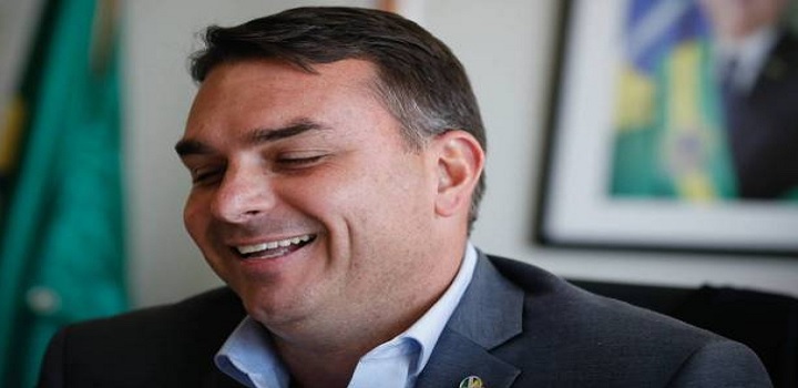 O Ministério Público do Rio (MP-RJ) informou à Justiça fluminense ter encontrado “indícios suficientes” de desvio de dinheiro público, prática chamada de peculato, no gabinete do vereador Carlos Bolsonaro