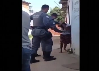 agente acerta socos, joelhadas e tapas na vítima, que apenas tenta se proteger Governador do ES, Renato Casagrande considerou o episódio "inaceitável"