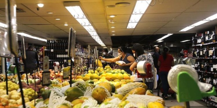 Governo zera tarifa de importação de 9 alimentos para reduzir preços