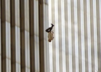 O fotógrafo do "O Homem Caindo" diz já ter refletido um pouco sobre quem era o homem que registrou pulando de uma das torres gêmeas