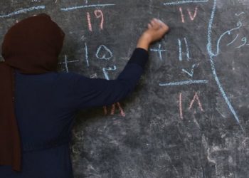mULHERES SÃO EXCLUÍDAS DA ESCOLA NO AFEGANISTÃO