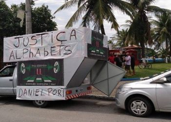 grupo de investidores revoltados com o fechamento de uma empresa suspeita de pirâmide financeira em Cabo Frio, na Região dos Lagos, na última quarta-feira, seguiu um carro de som
