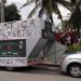 grupo de investidores revoltados com o fechamento de uma empresa suspeita de pirâmide financeira em Cabo Frio, na Região dos Lagos, na última quarta-feira, seguiu um carro de som