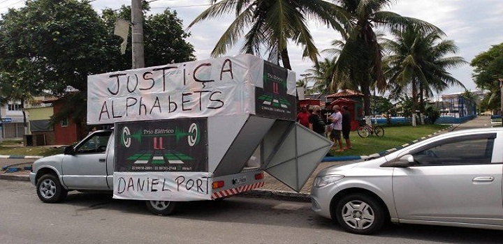 grupo de investidores revoltados com o fechamento de uma empresa suspeita de pirâmide financeira em Cabo Frio, na Região dos Lagos, na última quarta-feira, seguiu um carro de som