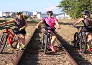 Ciclista cai da bicicleta depois de ser assediada