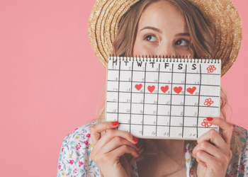 mulheres e meninas enfrentaram efeitos colaterais como aumento do fluxo menstrual, escapes fora do comum e existem até mesmo queixas sobre o atraso da menstruação após a aplicação da primeira dose da vacina