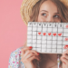 mulheres e meninas enfrentaram efeitos colaterais como aumento do fluxo menstrual, escapes fora do comum e existem até mesmo queixas sobre o atraso da menstruação após a aplicação da primeira dose da vacina