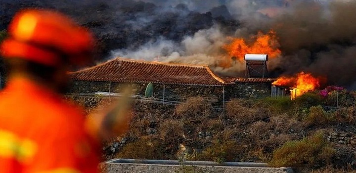 Erupção do vulcão Cumbre Vieja já destruiu centenas de casas (Foto: Getty Images)