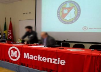 Estudante de Direito do Mackenzie aparece com suástica formada por seringas para protestar contra vacinação