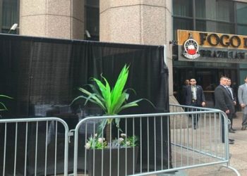 churrascaria brasileira Fogo de Chão armou uma espécie de puxadinho externo, com mesas ao ar livre cercadas por tapumes pretos para o presidente Jair Bolsonaro, que não está oficialmente vacinado.