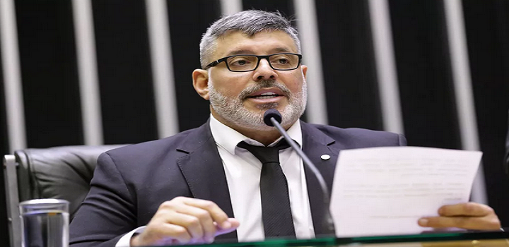 Em 6 de setembro de 2018, Bolsonaro, então candidato à presidência, foi atingido por um golpe de faca quando cumpria agenda eleitoral em Juiz de Fora, Minas Girais