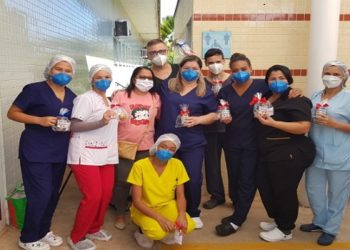 Nesta quinta quinta-feira (23), os pacientes Fernando Giró e Márcia Valéria Mota da Silva, que foram internados no Hospital Municipal Mariana Maria de Jesus, por causa do Corona Vírus, retornaram à unidade para homenagear os profissionais que foram incansáveis na recuperação de ambos.