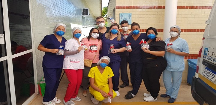 Nesta quinta quinta-feira (23), os pacientes Fernando Giró e Márcia Valéria Mota da Silva, que foram internados no Hospital Municipal Mariana Maria de Jesus, por causa do Corona Vírus, retornaram à unidade para homenagear os profissionais que foram incansáveis na recuperação de ambos.