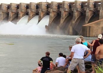 A usina hidrelétrica de Ilha Solteira, maior do Sudeste em potência instalada, chegou neste domingo à beira do colapso.