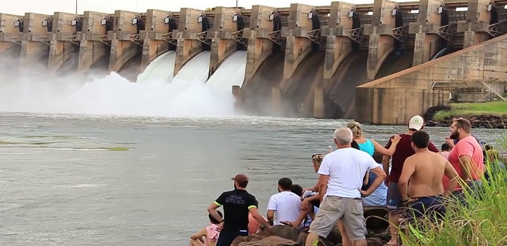 A usina hidrelétrica de Ilha Solteira, maior do Sudeste em potência instalada, chegou neste domingo à beira do colapso.