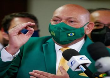 empresário bolsonarista Luciano Hang afirmou que não vai aceitar que a morte de sua mãe, Regina Hang, vítima de Covid-19, seja usada politicamente.