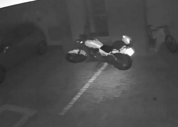 Moto foi flagrada andando sozinha em Londrina — Foto: Câmera de segurança