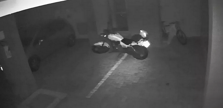 Moto foi flagrada andando sozinha em Londrina — Foto: Câmera de segurança