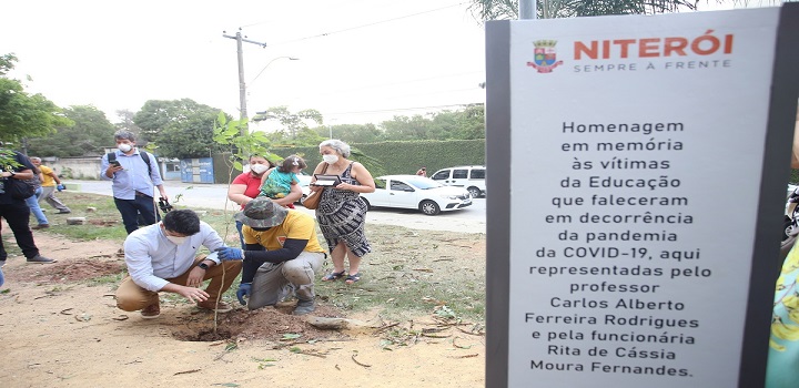 Secretaria e a Fundação Municipal de Educação de Niterói realizaram, nesta terça-feira (21), uma homenagem aos servidores que morreram por conta da Covid-19.