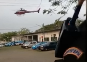 Dois criminosos fingiram ser passageiros e tentaram obrigar o policial a voar até o complexo de presídios no Rio
