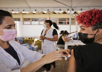 Adolescentes vacinados sem aprovação da Anvisa