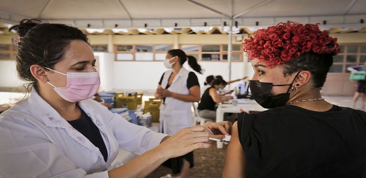Adolescentes vacinados sem aprovação da Anvisa