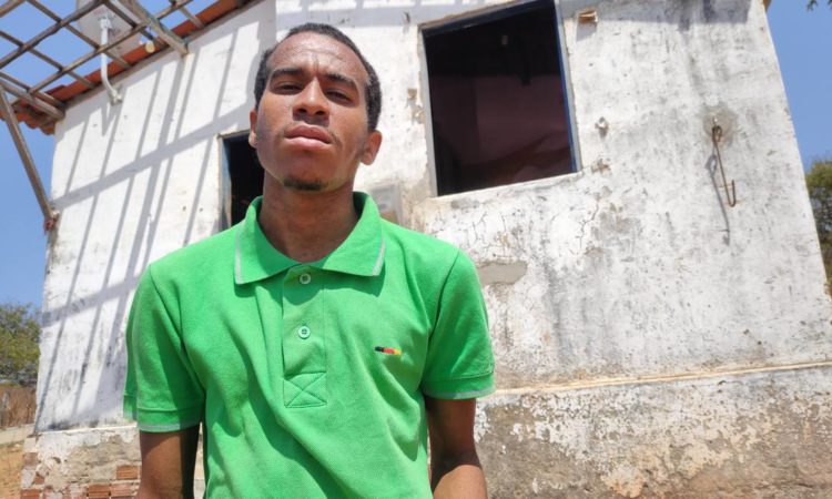 Jovem negro, órfão e dependente de álcool contou como um comerciante de Portalegre, no interior do estado, o amarrou e o espancou; agressão foi filmada e divulgada nas redes sociais