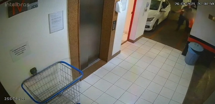 Um servidor da Polícia Federal foi flagrado pelas câmeras do condomínio onde vive, em Brasília, agredindo um garoto de apenas 13 anos.